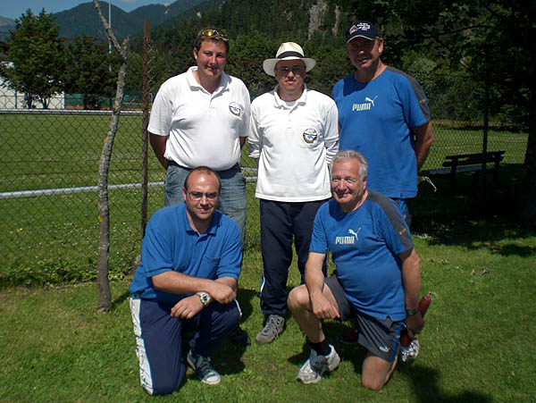 1. Platz in der Mitte ESTV Eschenlohe; 2.Platz links EC Neumhler EG; 3. Platz rechts ESK Seefeld