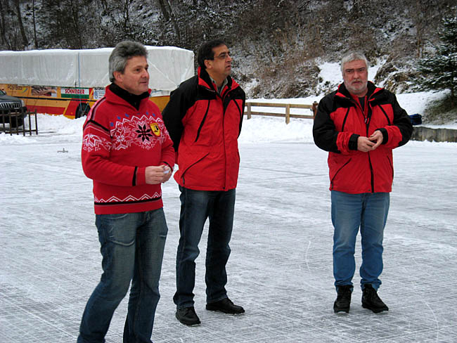 v.l. Sektionsleiter Pius Pircher mit Wettbewerbsleiter Toni Plankensteiner und Schiedsrichter Ernst Hfer