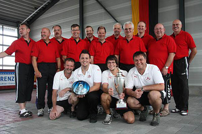 Mannschaftsfoto von EC Augsburg mit dem Sieger des Turnieres 