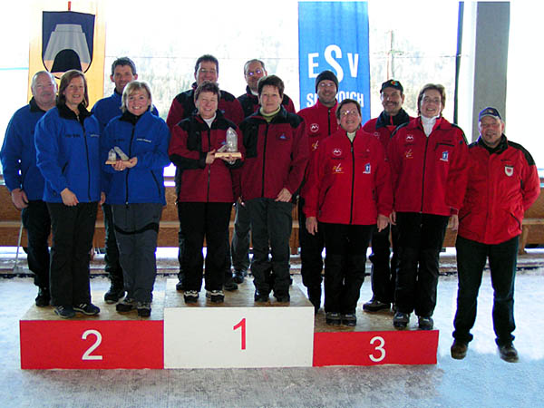 die 3 Erstplatzierten - v.links: SR Oberlamgkampfen, EV Kufstein, ESV Schwoich mit Turnierleiter Hans Harlander